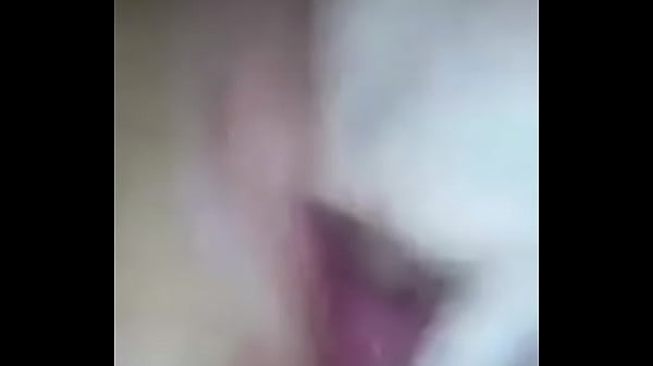 Masturb&aacute;ndose hasta mojarse vagina grande y ancha