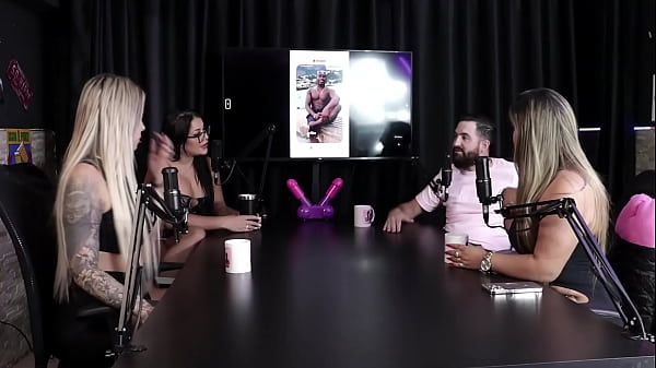 Jogo do Tinder, quem ela deu Match? - Juli Figueir&oacute; e Felipe Larrossa (SHEER/RED)