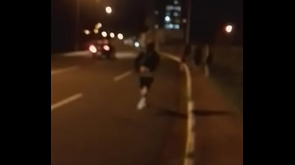 Gordao com a bunda de fora correndo na avenida  