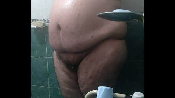 Masturbacion anal en el ba&ntilde;o