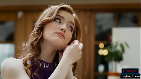 Two pretty chicks kissing before pleasing each other