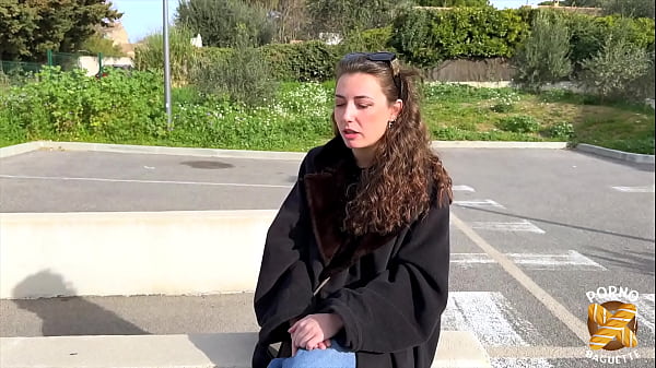 Livia, jeune bombasse, veut se faire bien baiser