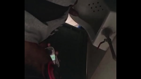 jalandosela en el ba&ntilde;o de la escuela 