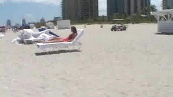 Beach hottie sucking good