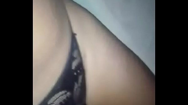 Bella zorra mostrando su culo como la perra que es ya que est&aacute; bien cachonda