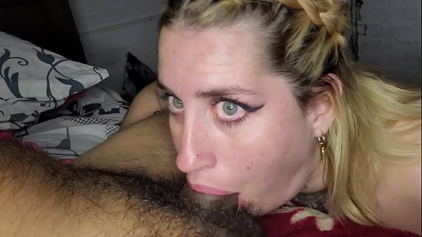 Me trago toda su lechita mientas me la llevo al fondo