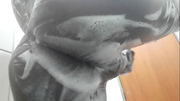 Novinho mostrando a bunda  