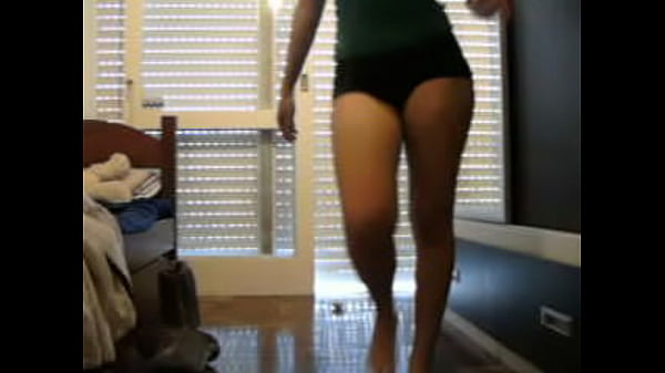 Novinha dan&ccedil;ando funk