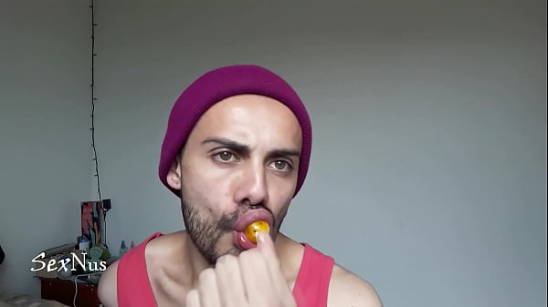 Jugando con un dulce en mi boca  