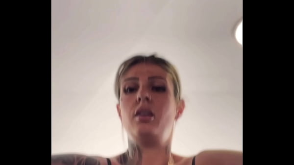 Fui treinar na academia da praia do Guaruj&aacute; Tava t&atilde;o calor que suor escorria da buceta pro cu ! Os banhista passava e ficava olhando meu rabo todo molhado fiquei cheia de tesao .