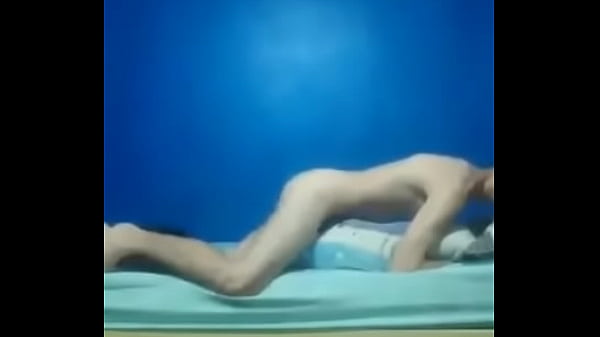 Loiro novinho mostrando o pau  