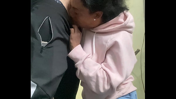 Tomando leitinho no corredor do pr&eacute;dio