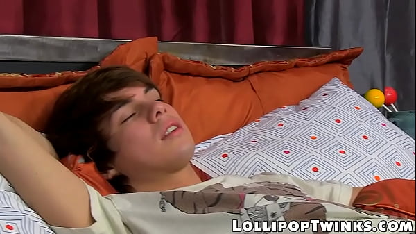 Cute twink bottom ass fucked by lover 