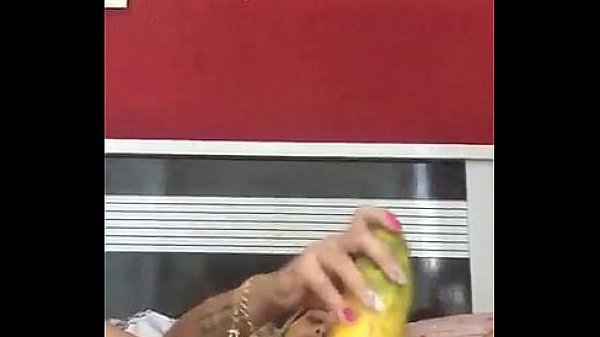 Loira caiu na net enfiando pepino na buceta