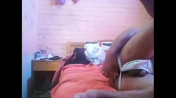 Juega con un dildo mientras no est&aacute; su esposa