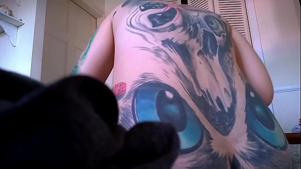 A gust of wind transported me to this giant's bed, the life of a tiny is not easy