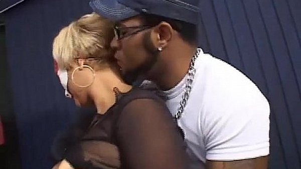 Big amateur ass wearing four black stick | Coroasbundudas.com