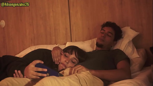 No puedo dejar de tocarme y tuve que poner mi pene en la boca de mi hermanastra (por poco nos descubren)