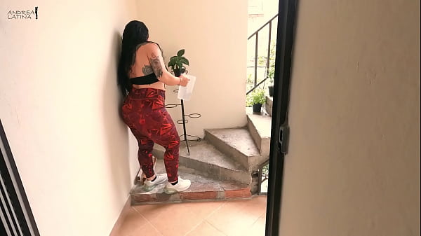 Cojo a mi vecina caliente cuando ella va a regar sus plantas 