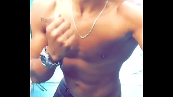 Moreno novinho dan&ccedil;ando funk