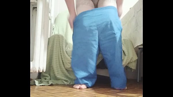 Я присел на кресло чтобы подрочить член и показать свои круглые яйца.  