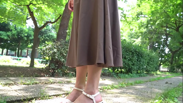 「子供のころから大学時代までずっとバスケットをやってました。」身長180センチの神戸妻、三谷ちあきさん31歳。結婚3年目の専業主婦。長身奥様といえば元バレーやバスケ経験者というのが付きものだが、全国大会優勝経験有りとなると話は別。現在は趣味で地元の仲間たちとストリートバスケで遊ぶ程度だというがそのテクニックは今でもそこらの男子では相手にならないレベル。  