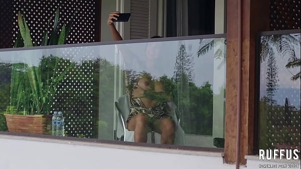 Assistindo a morena gostosa se mostrando em video chamada na sacada