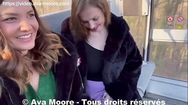 Deux jeunes salopes fran&ccedil;aises bisexuelles s'exhibent, se godent dans un t&eacute;l&eacute;cabine et se font filmer par un touriste