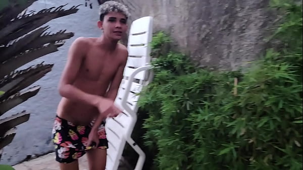 Madastra seduz seu ENTIADO com sua Bunda enorme seu. Irm&atilde;ozinho virgem punheteiro fica espiando foi aquele sexo em p&uacute;blico cons 2 ENTIADO ( veja no fechado