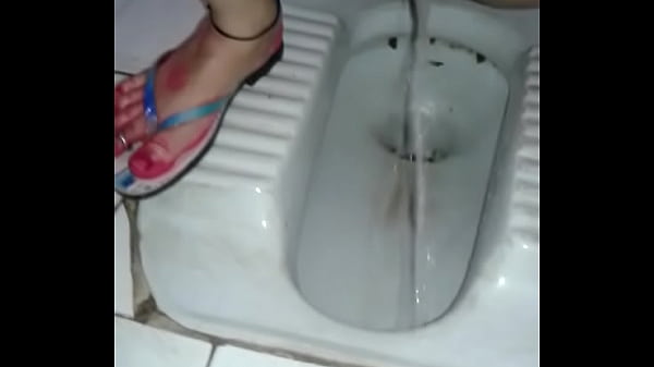 desi wife pooja piss