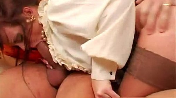 Brunette Anita Blue knows what turns men on and th