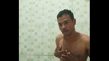 Billy no WC se banhando em baixo do chuveiro  