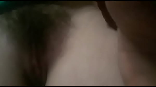 chica peluda se manosea