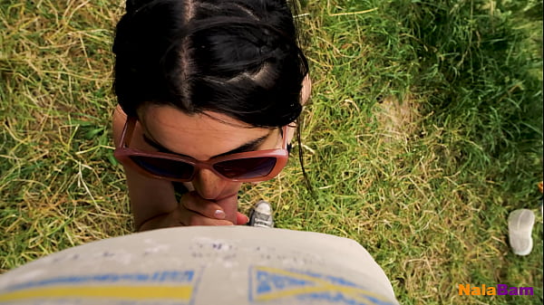 Nala Bam im Bikini Lutscht den Schwanz!