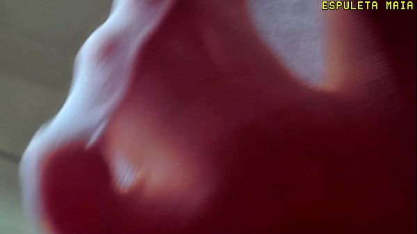 Gigante coloca homenzinho para chupar a enorme buceta