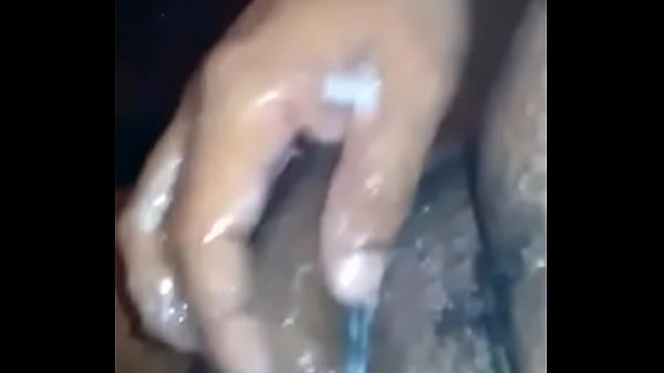 Tioz&atilde;o na punnheta e gozando muito