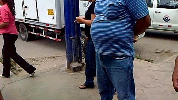 cholo con bulto grande