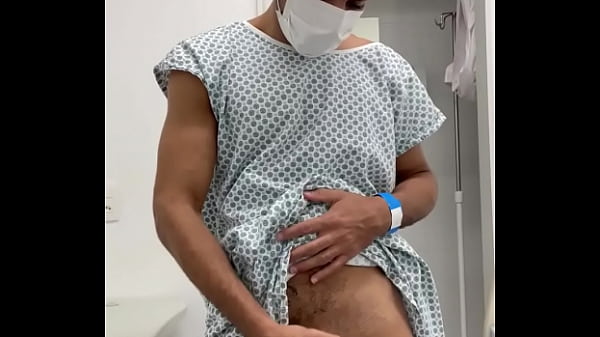 Exibicionista mostra o pau no hospital