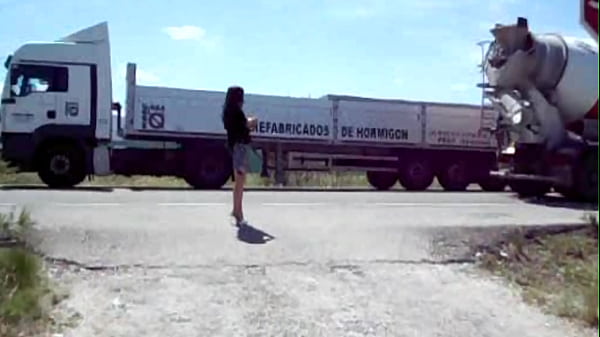 Lili crossdresser sumisa con sus sexis tacones plata sale a la carretera 