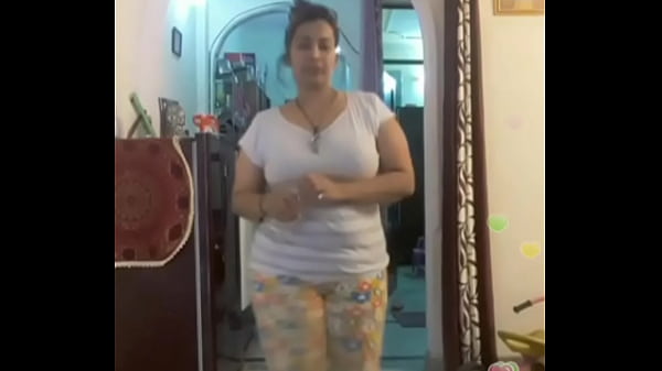 Hot desi indian bhabi shaking her sexi ass &boobs on bigo live...4