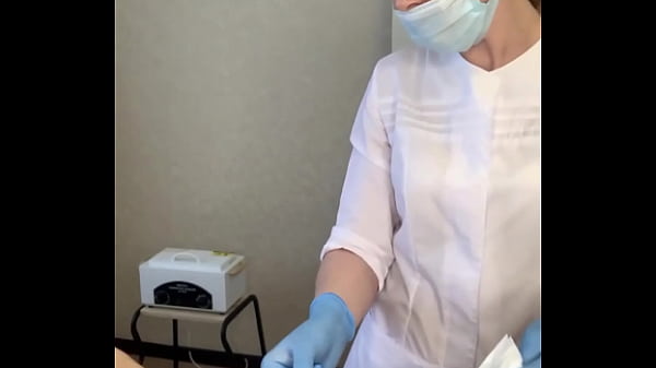 Самопроизвольно Кончающие мужчины от прикосновений красивой девушки Специалиста по ваксингу