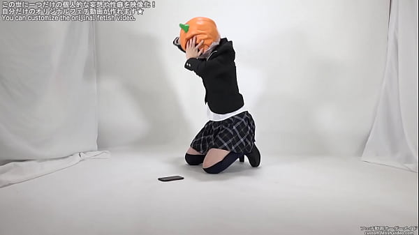 視界が遮られてパニックになる女性  