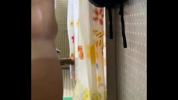 打開浴簾公開打手槍