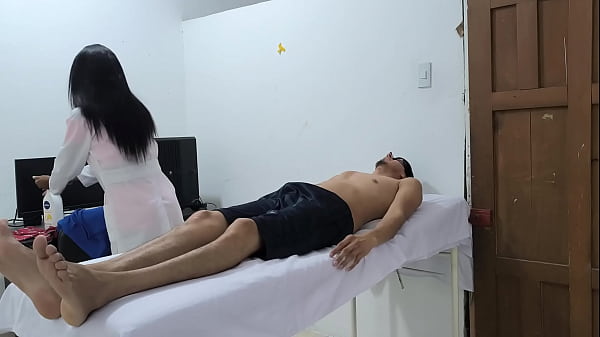 "Masaje Sensual: Mulata de 20 A&ntilde;os con Nalgas Perfectas Seduce en la Sala de Masajes"