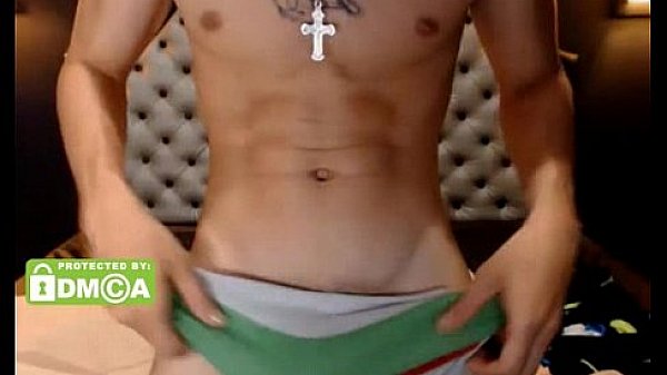 Gostosinho punhetando na cam  