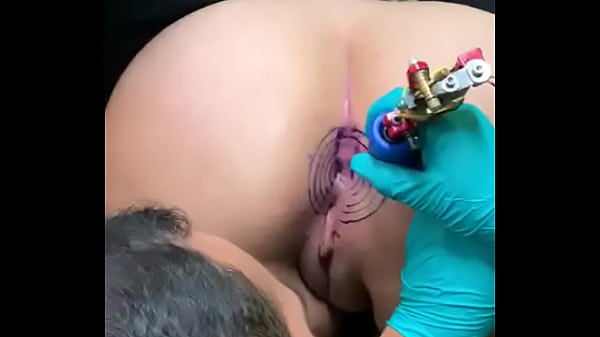 Mujer tatuandose el ano parte 1