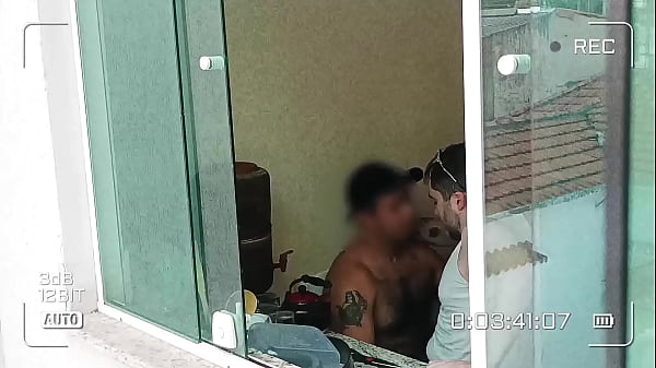 Fui flagrado dando pro meu vizinho h&eacute;tero (COMPLETO NO RED) 