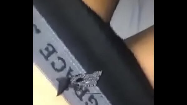 joven se dedea en carmara para el novio  