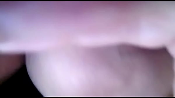 Masturb&aacute;ndose con una alisadora de pelos