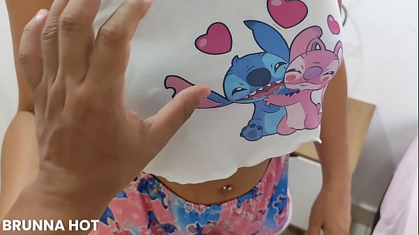 Essa prima novinha safada adora dormir na minha casa e ela acaba sempre fazendo boquete guloso na minha pica, libera a buceta e leva gozada ficando toda meladinha